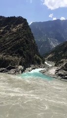 Keajaiban alam, Air beda warna tapi tidak menyatu