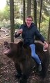 Un Russe ivre s'amuse sur le dos d'un ours !