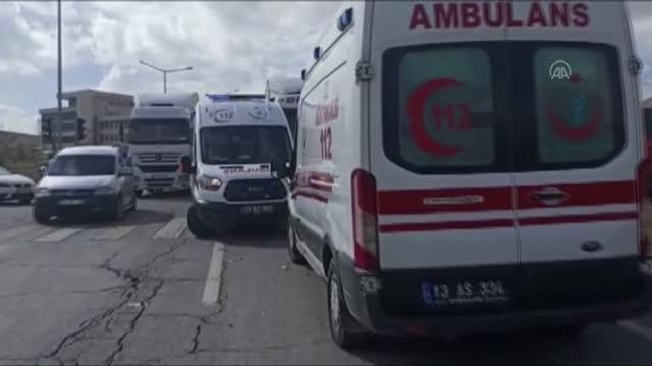 BİTLİS -Tatvan'da tır ile kamyonetin çarpışması sonucu bir kişi yaralandı