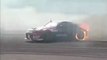 Une voiture de drift termine sa session avec les pneus en feu