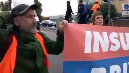 Cette conductrice veut absolument forcer le passage face à des manifestants qui bloquent la routes (Angleterre)