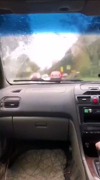 Cette voiture a une vue panoramique par le sol...