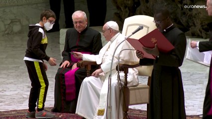 شاهد | فتى يحاول الحصول على قلنسوة البابا فرنسيس.. والبابا يضحك