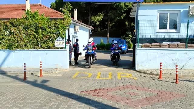 Son dakika haberleri... Jandarmadan kaza geçiren motosiklet sürücülerine kask hediyesi