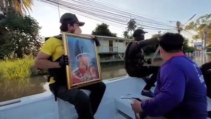 “บิณฑ์ บันลือฤทธิ์” นำทีมลุยน้ำช่วยผู้ประสบอุทกภัยหลังจากคันดินหมู่ที่ 4 ต.อินทร์บุรี พังทำให้มวลน้ำไหลท่วม