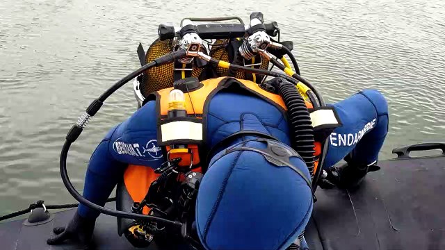 Les plongeurs partent inspecter le site archéologique à 16 mètres de profondeur.