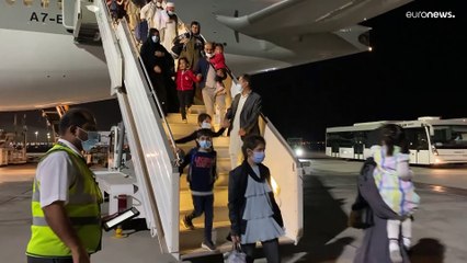 شاهد: رياضيات أفغانيات يتنفسن الصعداء بعد إجلائهن على متن طائرة قطرية