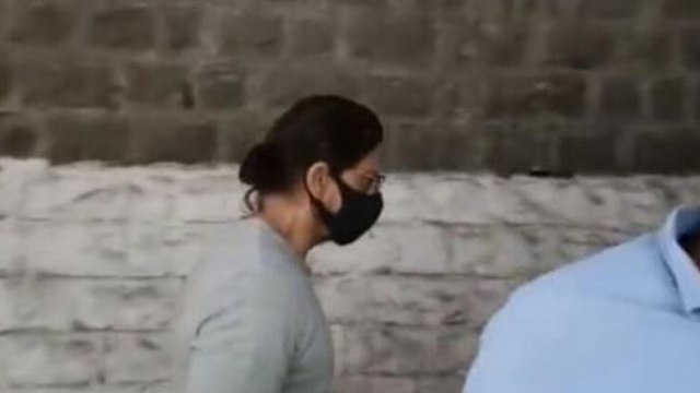 Shah Rukh reaches Arthur Road jail to meet son Aryan Khan