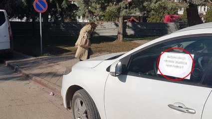 Otomobilini kaldırıma park eden sürücüye not yazıp tepki gösterdi: Değerli öküz, aracını düzgün yere park et