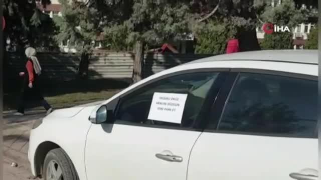 Yaya yoluna park edilen aracın camına asılan yazı şaşkına çevirdi