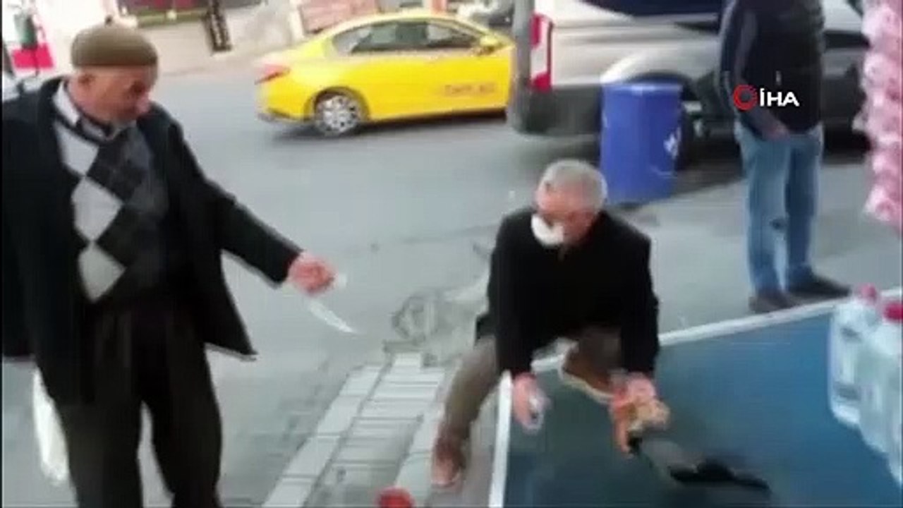 Esenyurt'ta vatandaş ile karganın dostluğu tebessüm ettirdi