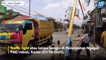 Lampu Bangjo Ngagul Roboh Kabel Telpon Melintang di Jalan