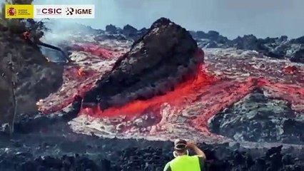 Piroclasti grandi come camion scivolano sui pendii del vulcano Cumbre Vieja