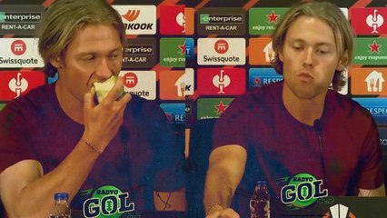 Antwerpli futbolcu Viktor Fischer basın toplantısında elma yedi