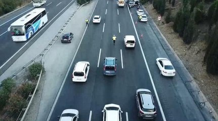 İzmir polisinden dronlu denetim; 65 sürücüye 34 bin lira ceza