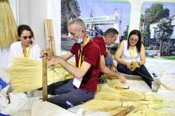 Dedelerinden öğrendikleri yöntemle süpürgecilik mesleğini yaşatmaya çalışıyorlar