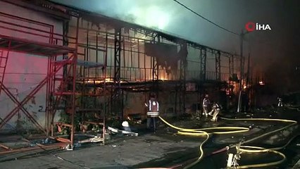 Küçükçekmece'de gençlik lokalinde yangın: Bin metrekare alan küle döndü