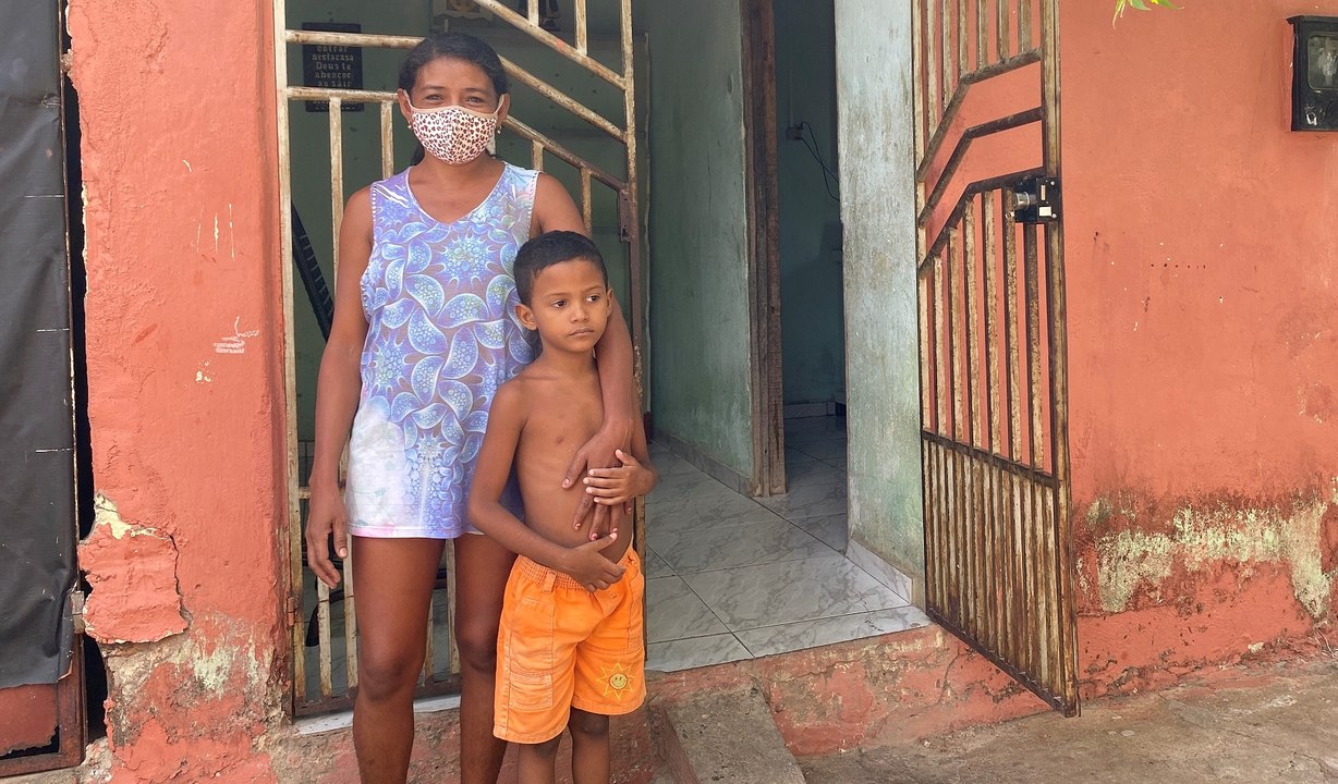 Sem comida, mãe faz apelo por ajuda em Cajazeiras enquanto seu filho, descalço, pede sandálias