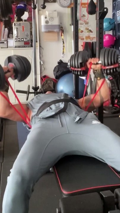 —Trying to find ways to up the workout intensity, The Chest exercises can be done using dumbbells, resistance bands or both  Gear from @bodyengineers —Happy Thursday Everyone ! —Salut la famille, j’espère que vous allez bien ? Voici mon entraîneme