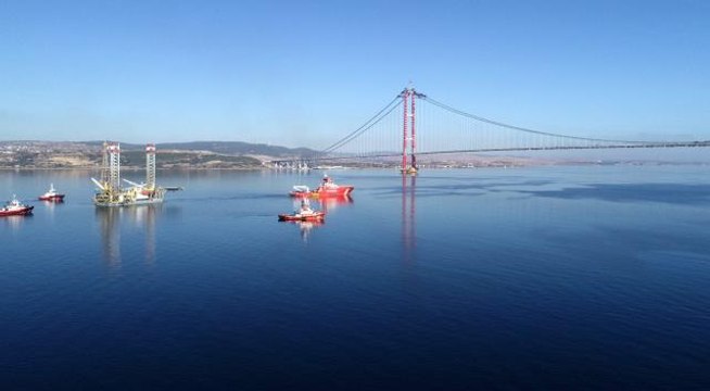 Dev platform suya batırılarak 1915 Çanakkale Köprüsü'nün altından geçirildi