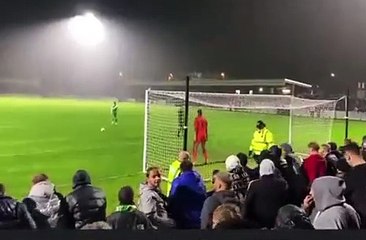 Un agent de sécurité vs une penalty !