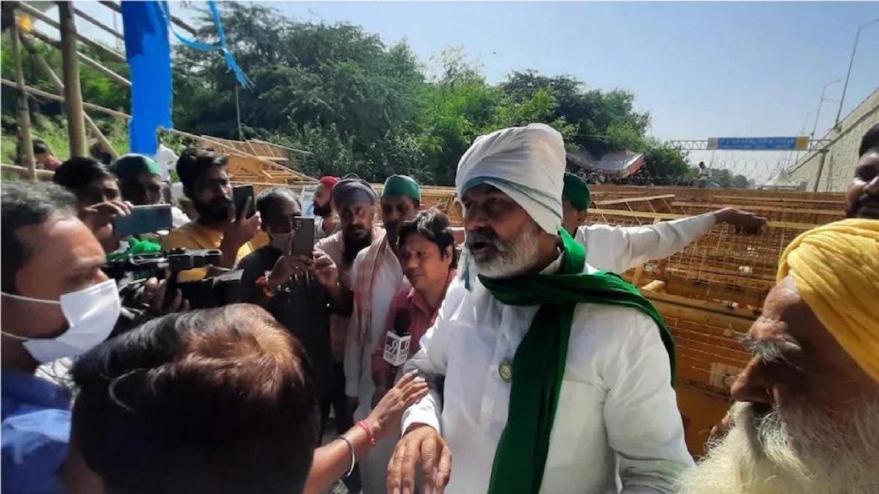 Police reached Ghazipur border, barbed wires removed