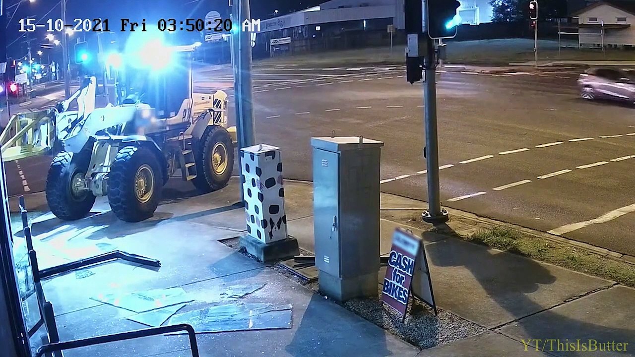 Un voyou utilise un tracteur pour voler deux motos et se fait arrêter (Australie)