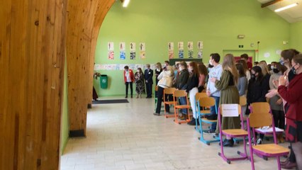 La Reine Mathilde discute de développement durable avec les élèves de Perwez