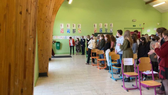 La Reine Mathilde discute de développement durable avec les élèves de Perwez