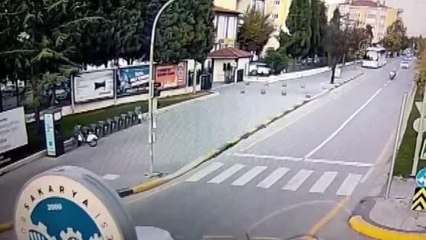Otomobilde rahatsızlanan yaşlı kadın polisin yardımıyla hastaneye yetiştirildi
