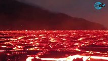 El impresionante vídeo que muestra el crepitar de la lava sobre un 'mar de fuego' en La Palma