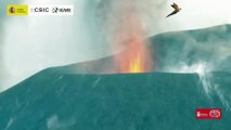El volcán sigue expulsando cenizas y lava un mes después de la erupción