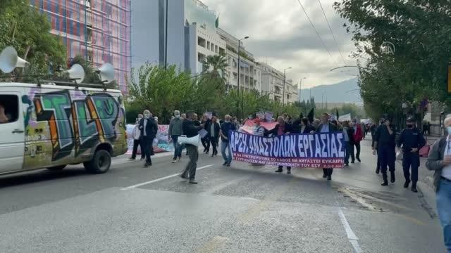 Doktorlar ve sağlık çalışanları çalışma koşullarının iyileştirilmesi için gösteri düzenledi