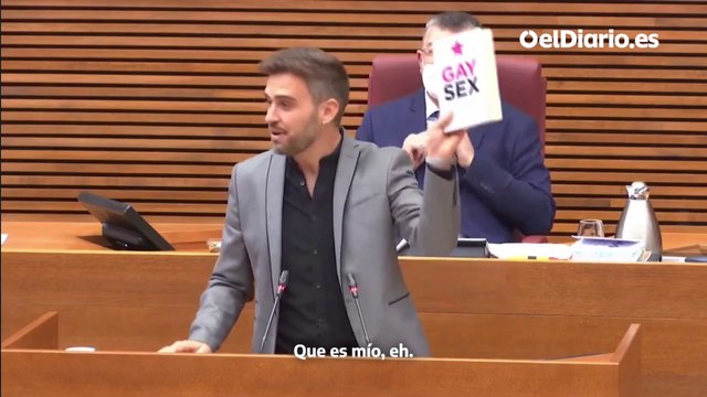 Fran Ferri (Compromís) le recomienda el libro 'Gay sex' a un diputado del PP en Les Corts: Luego se lo lee, le vendrá muy bien