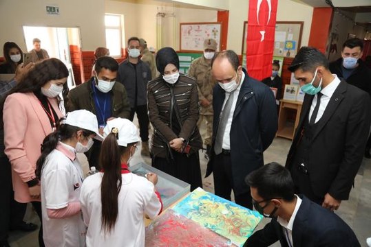 Başkale'deki okullarda TÜBİTAK 4006 Bilim Fuarı açıldı