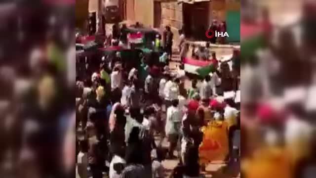Son dakika: Sudan'da hükümet karşıtı protesto için halk yeniden sokaklarda