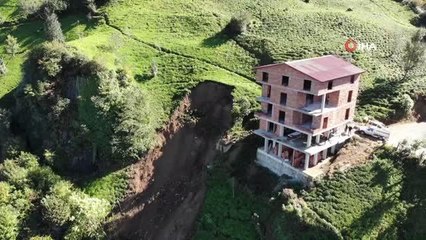 İstinat duvarı domino taşı gibi yere yıkıldı, o anlar ise kameralara yansıdı