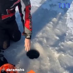 Il pêche dans la glace et remonte.... un rat !