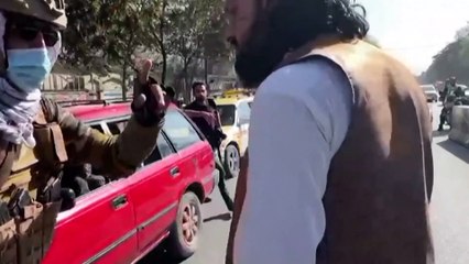 Taliban Kabil'de kadınların eylemini takip eden gazetecilere saldırdı
