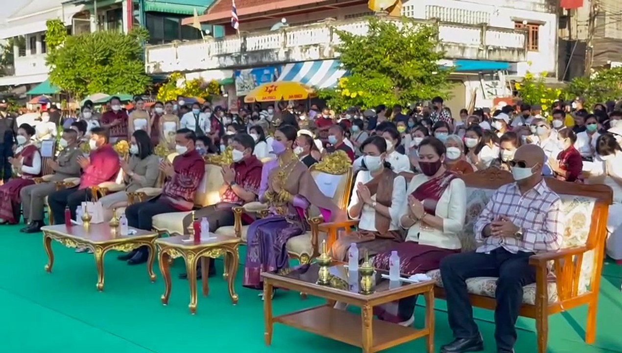 อแมนด้า ออบดัม มิสยูนิเวิร์สไทยแลนด์ รำบวงสรวงงานออกพรรษาบั้งไฟพญานาค