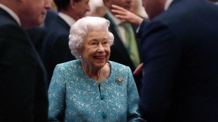 La reine Elizabeth II commence à montrer des signes de faiblesse physique