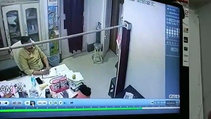 चिकित्सक के केबिन में घुसा बदमाश, रिवाल्वर दिखा बोला- मेरे पास तुम्हारी सुपारी, देखें वीडियो