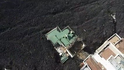 Los vecinos de La Laguna contemplan desde la distancia la destrucción