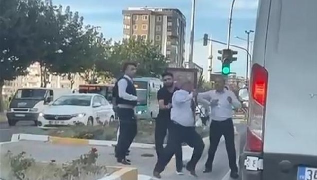 OTOBÜS ŞOFÖRÜ, YOL VERME TARTIŞMASINDA MİNİBÜSÜN ÖNÜNÜ KESİP SOPAYLA SALDIRDI