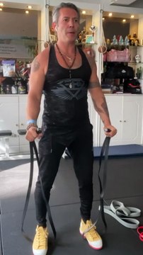 —Gym Equipment provided by @bodyengineers —Happy Monday Everyone ✌️—Salut la famille, j’espère que vous allez bien? Voici mon entraînement Épaules avec Élastiques de ce lundi midi . Bon entraînement à tous ! ️‍♂️—SAVE This Shoulder Workout1. A