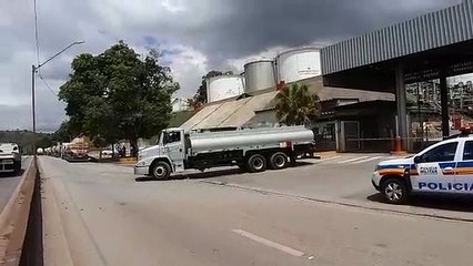Paralisação: abastecimento de caminhões-tanque é feito com escolta da PMMG