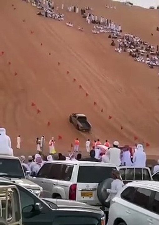 Une pièce de son moteur décolle dans les airs pendant l'ascension d'une dune !