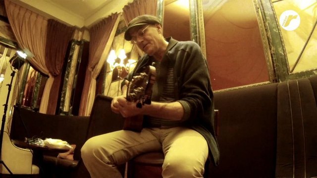 Something in the way she moves (Live)