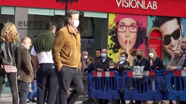 José Andrés se fotografía con fans a su llegada a Asturias