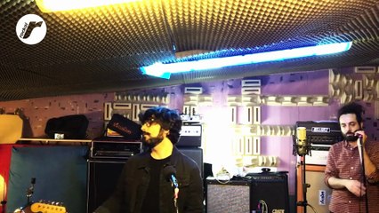 Gli Smile cantano e suonano "Just So You Know" per Rockol